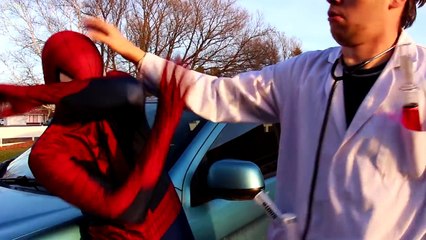 Frozen Elsa & Anna vs Maleficent loses her teeth w/ Spiderman candy machine Superhero fun