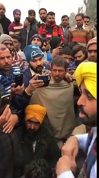 ਜਲਾਲਾਬਾਦ ਚ ਬਿਜਲੀ ਦੇ ਖੰਭੇ ਤੇ ਚੜੇ ਬੇਰੁਜ਼ਗਾਰ ਲਾਈਨਮੈਨਾ ਨੂੰ ਥੱਲੇ ਉਤਰਣ ਦੀ ਅਪੀਲ ਕਰਦੇ ਹੋਏ ਭਗਵੰਤ ਮਾਨ