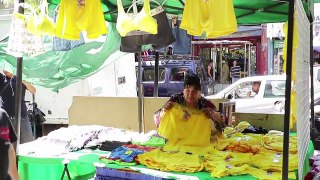 Chileans shop for yellow undies in New Year's tradition-ampHIKkQQ20