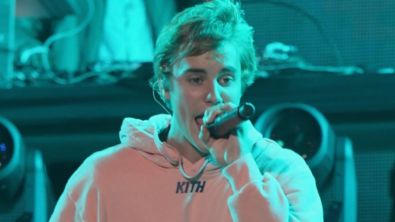 Justin Bieber Performs Epic Mashup at NYE 2017 Party in Miami
