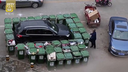Un automobiliste gare sa voiture dans un espace interdit... La réaction du balayeur de rue est salée !