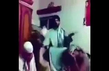 Molvi Taqreer Ke Dauran Shiddat e Gham Mein Fan Se Latak Gya