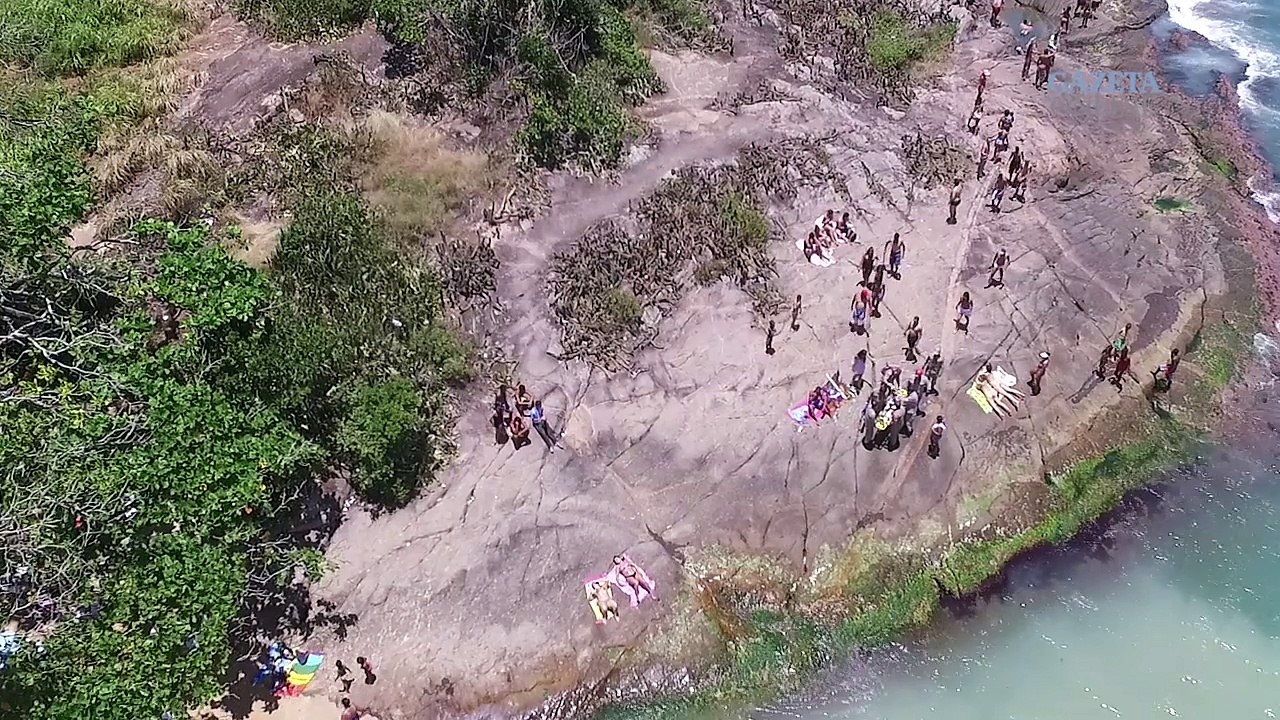 Mulher é socorrida pelos Bombeiros, na Praia Secreta, em Vila Velha
