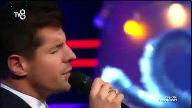 O ses Türkiye Emre belözoğlu türkü söyledi hadi yavrum salınada salınada gel ( Yeni Yıl Özel 2017)