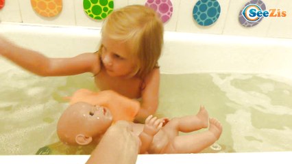 ✔ Маша купает Куклу Беби Борн в ванной. Видео для Девочек / Masha bathes Baby Born doll ✔
