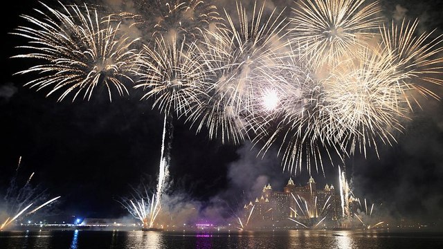 Новый год шагает по планете