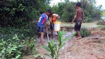 Deep Hole Fishing - Cambodian Children Catch Fish Using Deep Hole - How To Catch Using Fish Trap