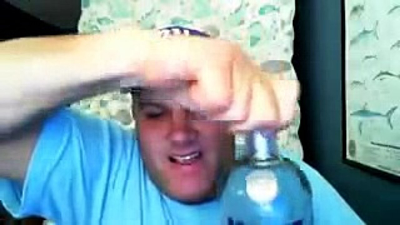 Se bebe una botella de vodzka del tiron