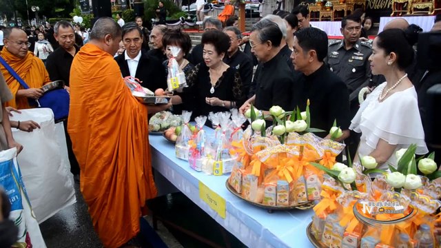 ทำบุญตักบาตรปีใหม่ 2560