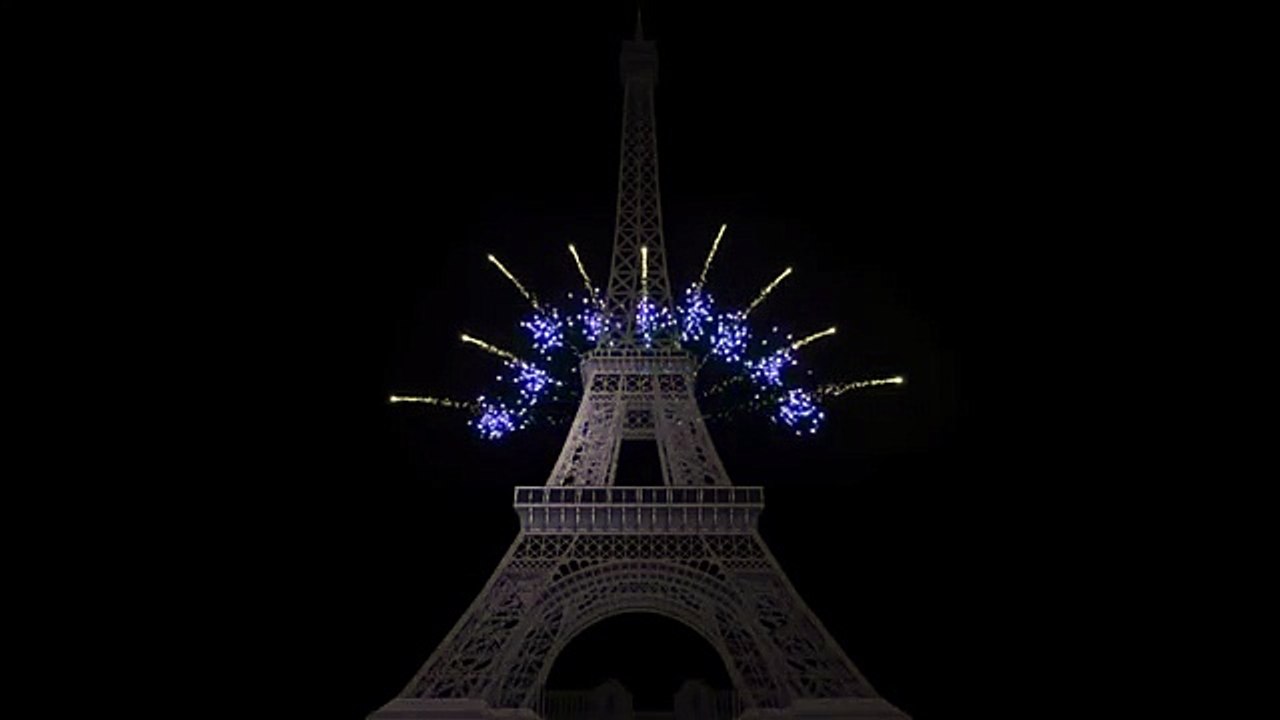 PARIS 2017 EIFFEL TOWER FIREWORKS NEW YEAR'S EVE 2017