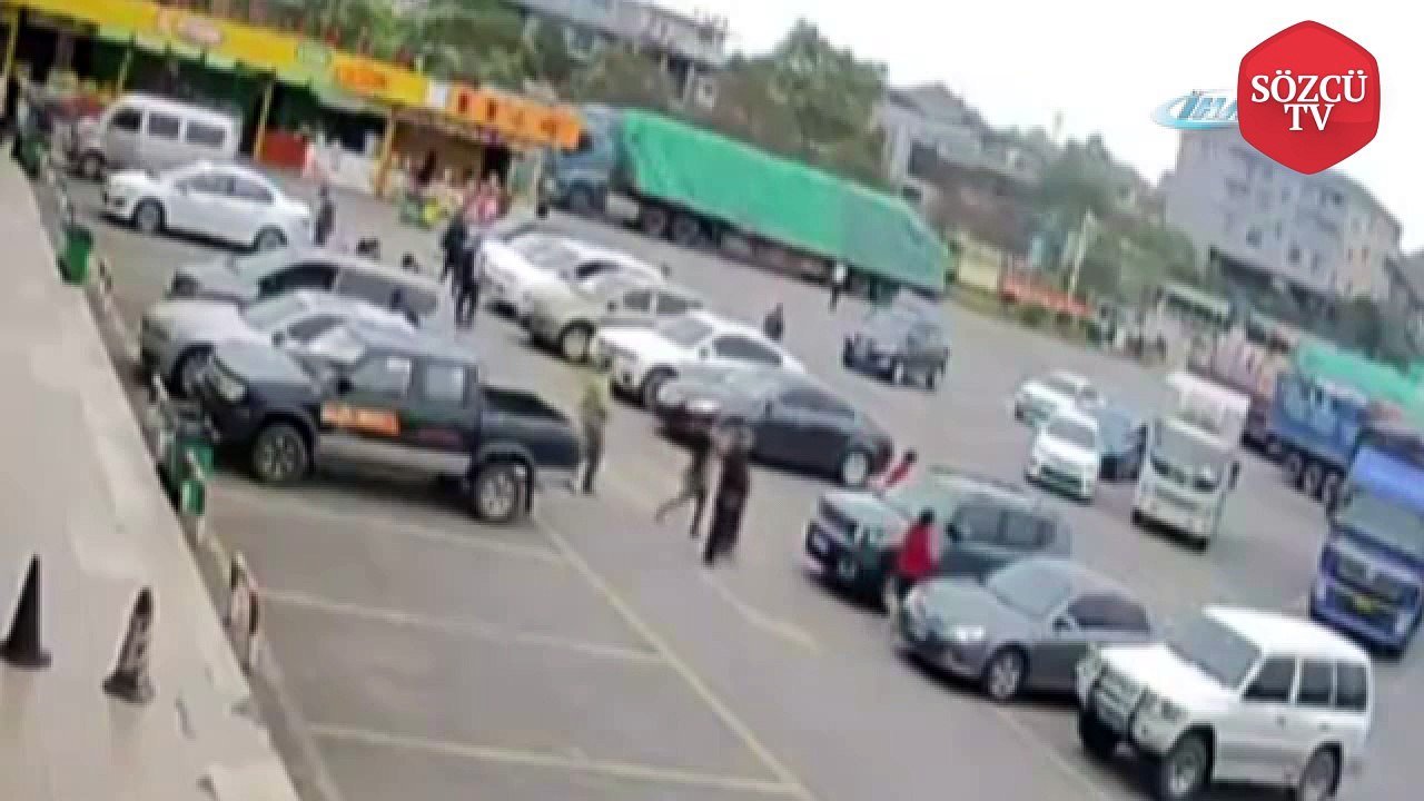 Kadın sürücü park ettiği yerden çıkamadı