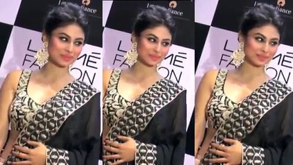 DRUNK GILRS Mouni Roy And Sanjeeda Sheikh Dance In Car