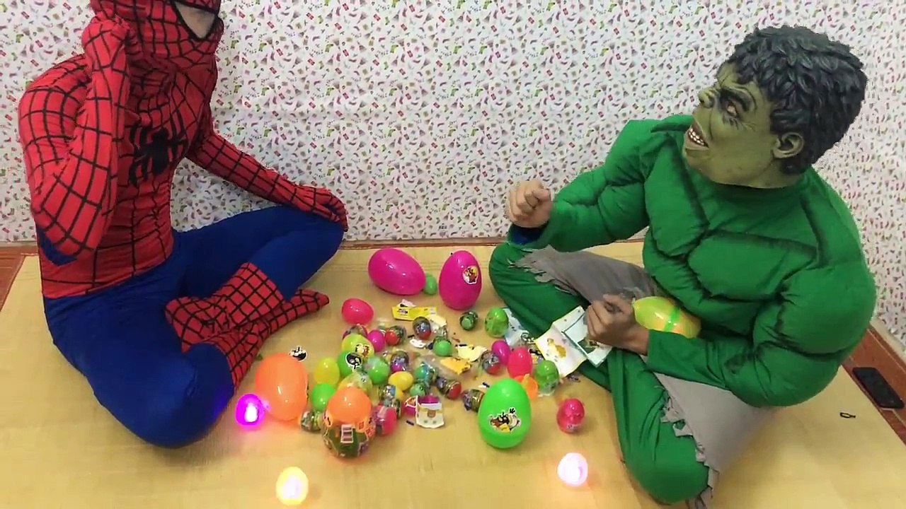 Siêu Nhân Nhện Đời Thực Chơi Trứng Khủng Long Với Người Khổng Lồ Xanh