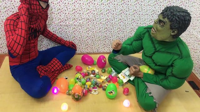 Siêu Nhân Nhện Đời Thực Chơi Trứng Khủng Long Với Người Khổng Lồ Xanh