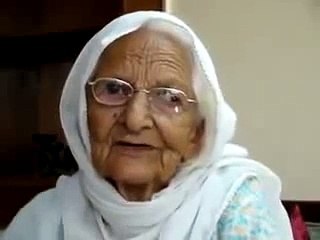 Check Out English of This Pakistani Old Women