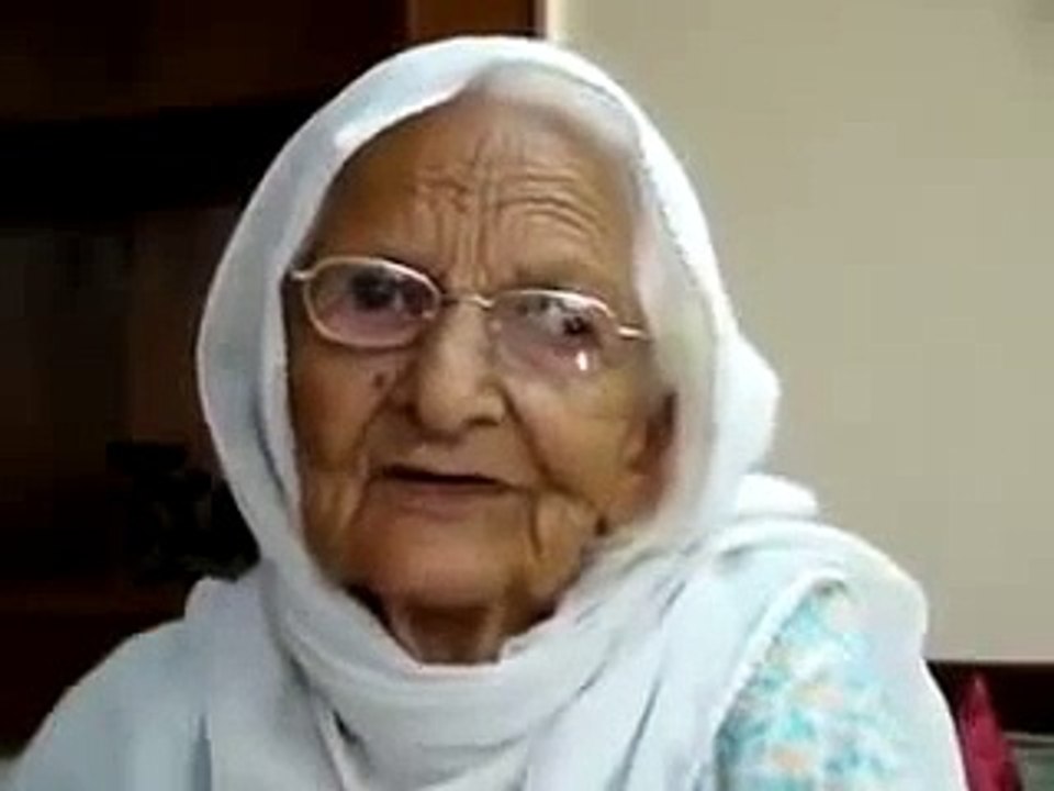 Check Out English of This Pakistani Old Women