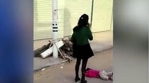 Seorang Ibu terlihat menyeret anaknya di jalanan seperti boneka - Tomonews