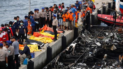Tragedia a bordo de un ferry en llamas en Indonesia