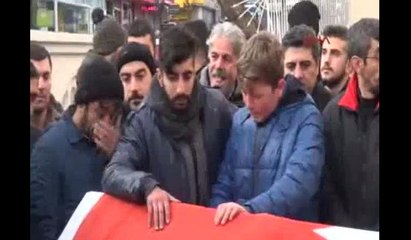 Reina'daki saldırıda polisle sohbet ettiği sırada vuruldu