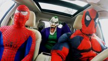 Örümcek Adam Süper Kahramanlar Bir ARABADA Dans ! Superhero Deadpool & Joker Girl vs SPIDER-MAN