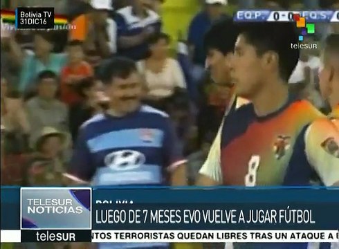 Pdte. boliviano entrega polideportivo y juega futbol