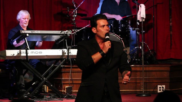 Franz Goovaerts & Ronnie McDowell Band perform 'Sweet Caroline' Elvis Week 2016