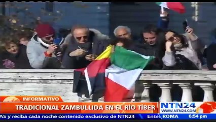 Italianos mantienen la tradición de iniciar el año con un zambullido en las gélidas aguas del río Tíber