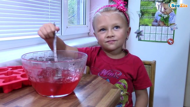 Ярослава готовит разноцветное ЖЕЛЕ - КОТЕНОК Видео для детей