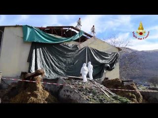 Download Video: Norcia - Terremoto. Copertura tetto stalla (01.01.17)