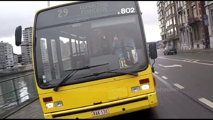 Un scooter n'est pas content qu'un bus lui coupe la route en Belgique.
