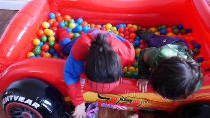 SURPRISE TOYS Giant Ball Pit Challenge Disney Cars Toys Lightning McQueen Spiderman VS HULK