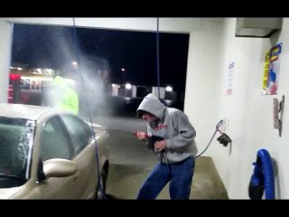 ORANG BODOH INI SEDANG MENCUCI MOBIL ATAU DICUCI MOBIL