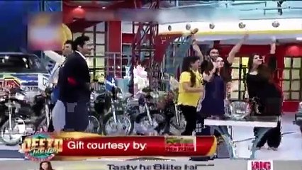 What Happend see Fahad Mustafa Hug Hareem Farooq New Video 2016