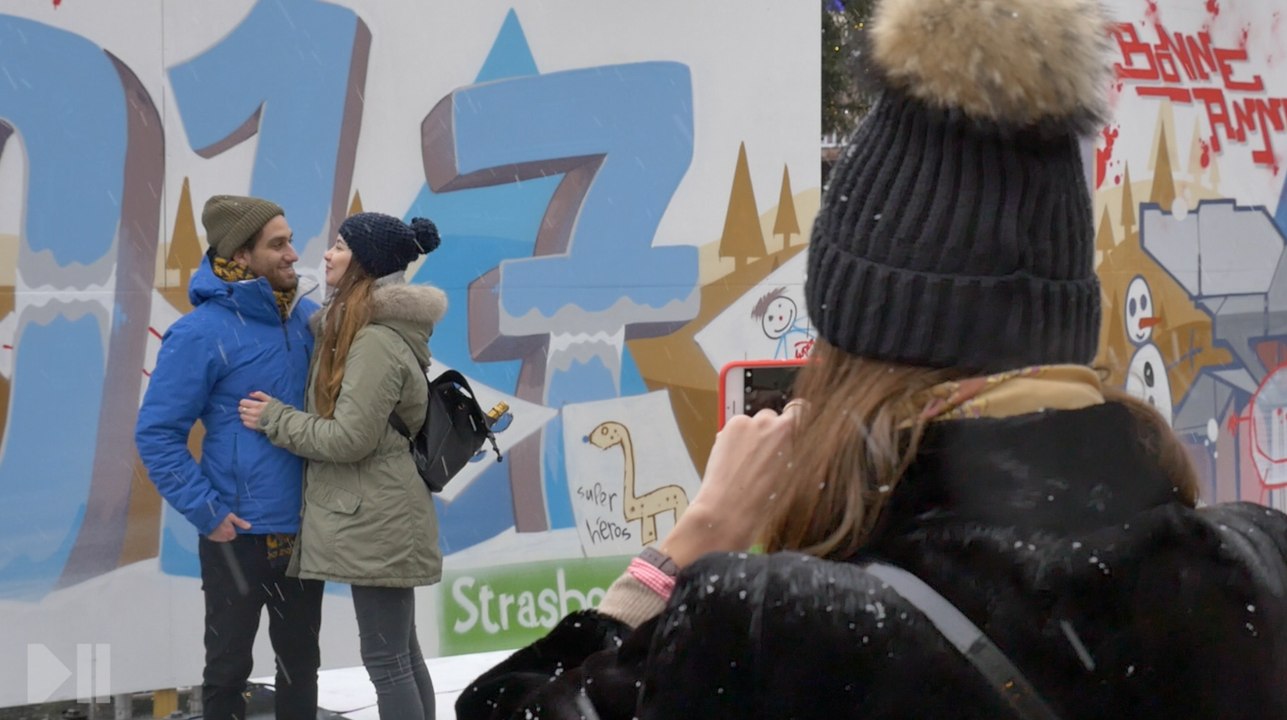 Des cartes de voeux géantes sur la place Kléber