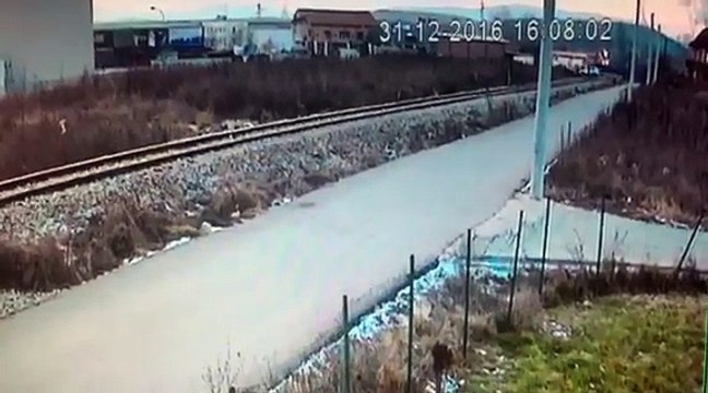 KUJDES PAMJET! Shiko si Treni godet kamionetën në Prishtinë natën e Vitit të Ri