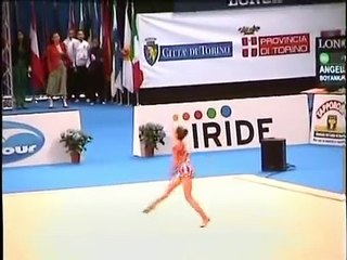 Cette gymnaste est impressionnante avec une balle !
