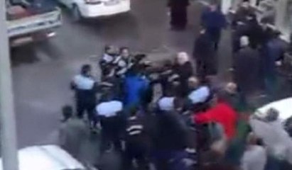 Seyyar satıcı ile zabıtanın kavgası kamerada