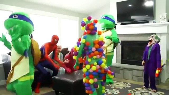 LA REINE DES NEIGES Elsa et les aventures de Spiderman en Français!