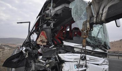 Gaziantep'te, yolcu otobüsü TIR'a çarpıp devrildi: Yaralılar var