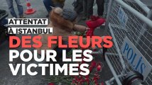 Attentat à Istanbul : des fleurs déposées devant la discothèque