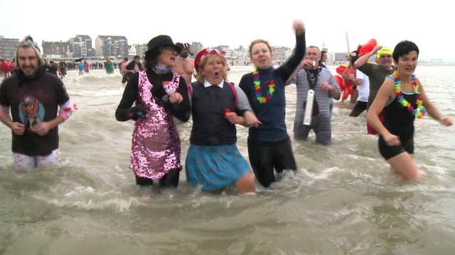 500 nageurs dans la mer du Nord pour le bain des givrés