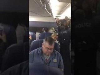 Un couple se fait débarquer d'un avion par la police suite à une bagarre avant le décollage !