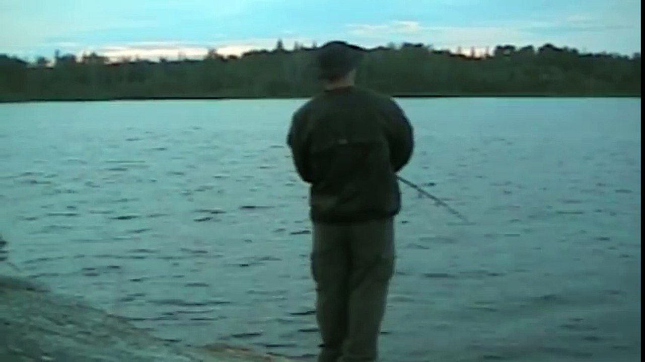 Il voulait pousser le chien dans l’eau, mais sa...