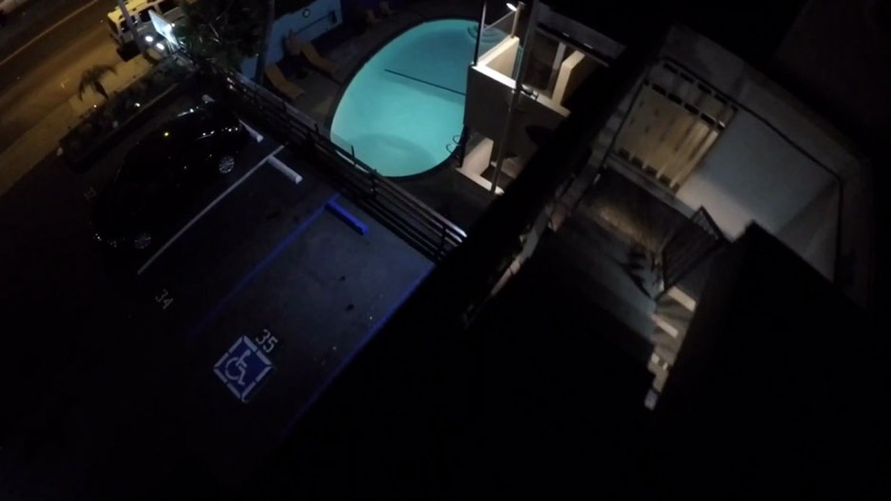 Le fou qui saute dans les piscines s'est cassé les deux pieds