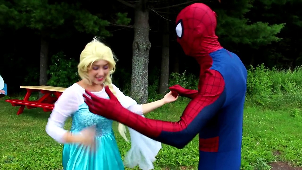 Frozen Elsa & Spiderman vs Genie! w_ Pink Spidergirl, Joker, Maleficent, Princess Anna & Giant Candy-Y0ZwNeU
