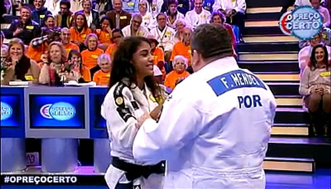 Jovem judoca faz desmonstração no "Preço Certo" e leva Fernando Mendes ao tapete
