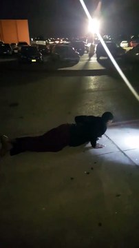 La police lui demande de faire 200 pompes pour avoir fumé du cannabis... sinon c'est la prison