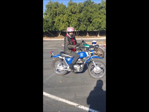 Lui il aime pas la moto, ou c'est la moto qui ne l'aime pas.