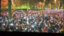 Robbie Williams se désinfecte les mains après avoir salué ses fans lors d'un concert à Londres