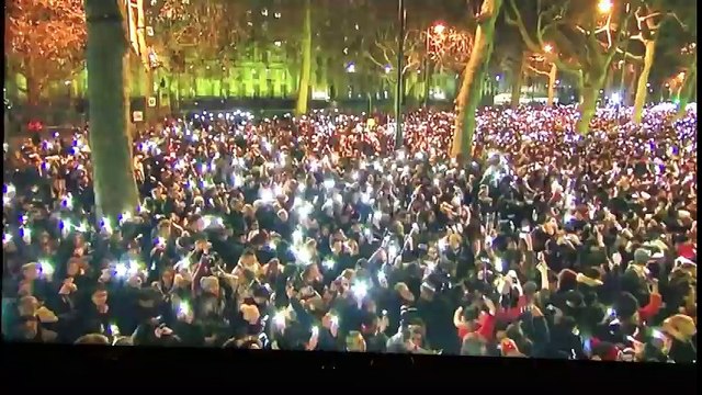 Robbie Williams se désinfecte les mains après avoir salué ses fans lors d'un concert à Londres